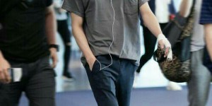 A gray T-shirt is inconspicuous (people with good clothes like to wear it this way)
