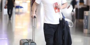 A white T-shirt and a pair of leather boots are very tough-guy style (he likes to wear them like this)