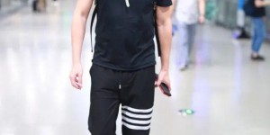 Fashionable look: a pair of sweatpants and a T-shirt (dress in a trendy male style)