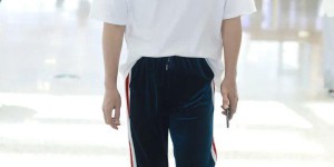 T-shirts are always one size larger and full of fashion (this time the hairstyle steals the spotlight)