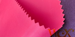 Is non-woven fabric or Oxford cloth better for quilt storage bag?