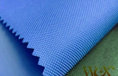 Is it better to wear a PVC apron or an Oxford cloth apron?