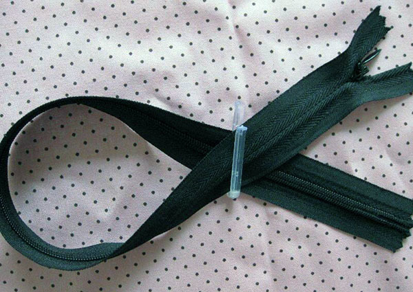 How to zip up a quilt cover How to zip up a quilt cover