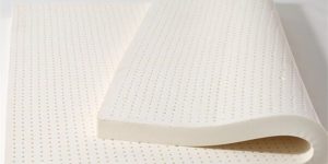 What kind of mattress is better for newborn babies to sleep on